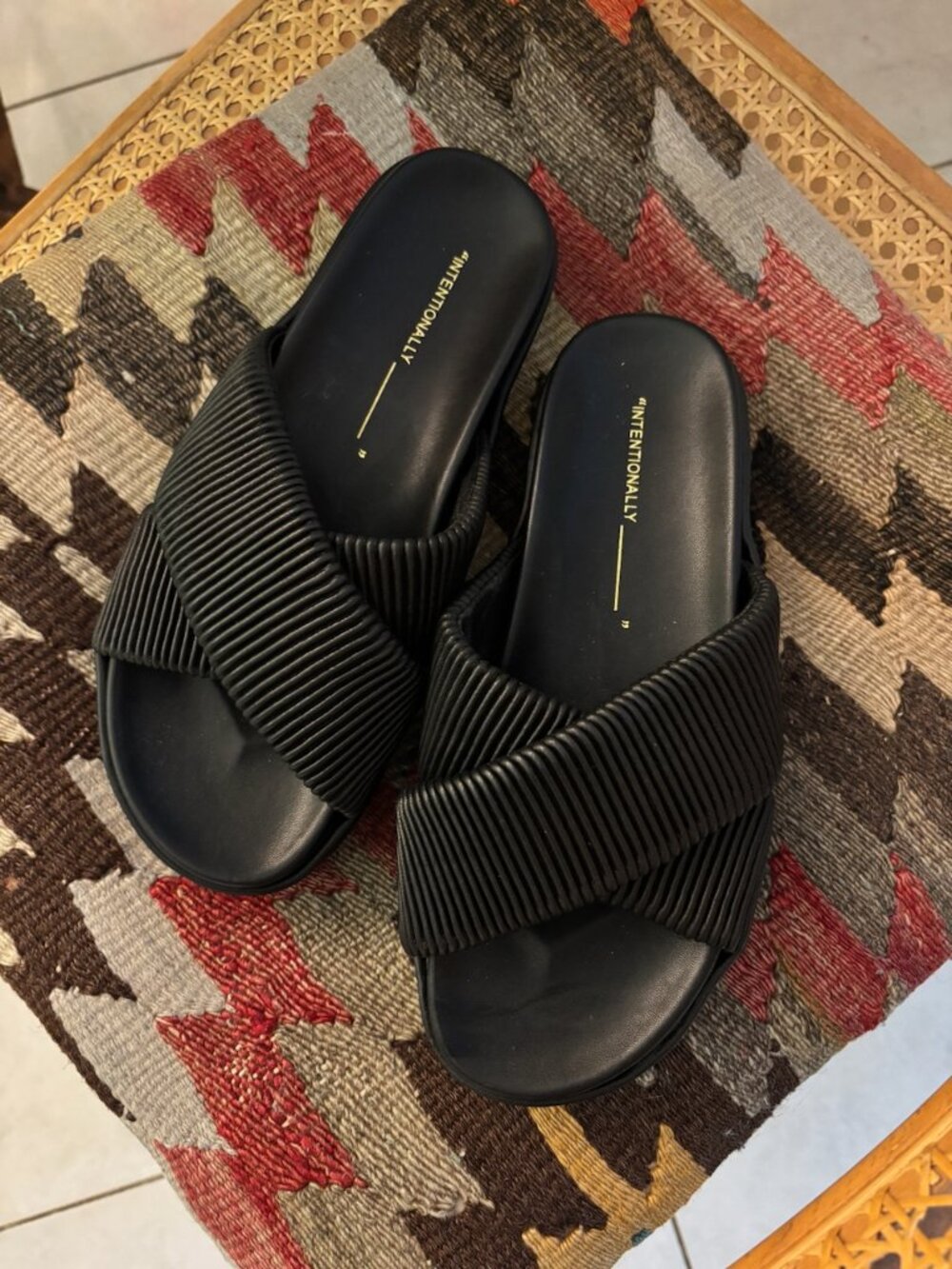 Intentionally Blank Black Pleated Platform Slide Sandals, size 8